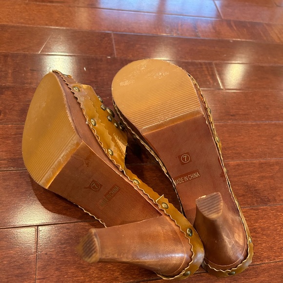 Wood Bottom Heels - Picture 3 of 4